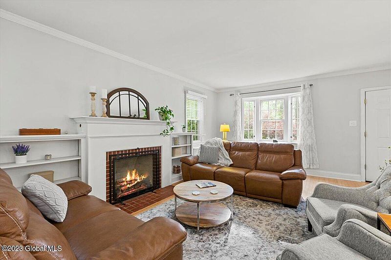 5th image of 1532 Valencia Road