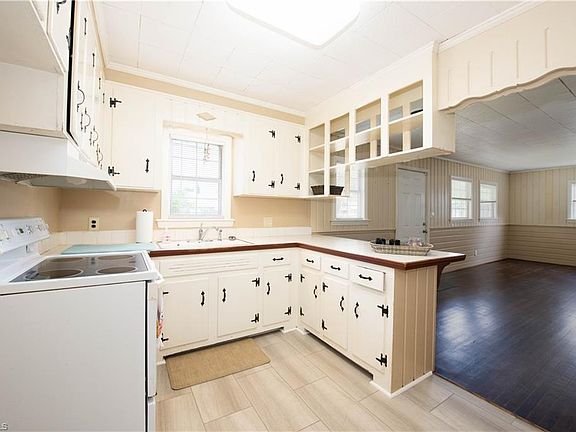 4th image of 110 Avondale St