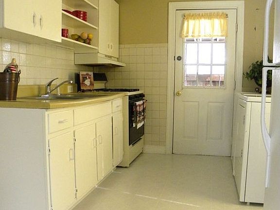 Cute, cute kitchen w/new flooring!