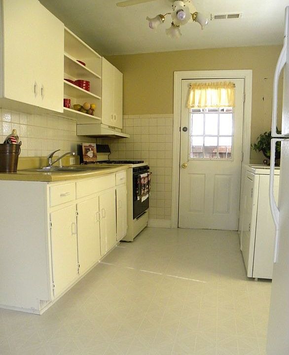 Cute, cute kitchen w/new flooring!