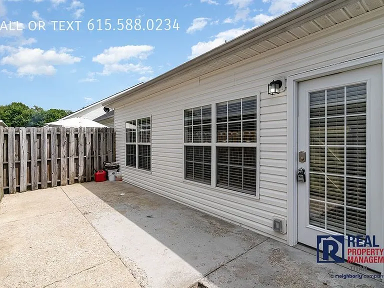 1004 Briggs Ln — Photo 17