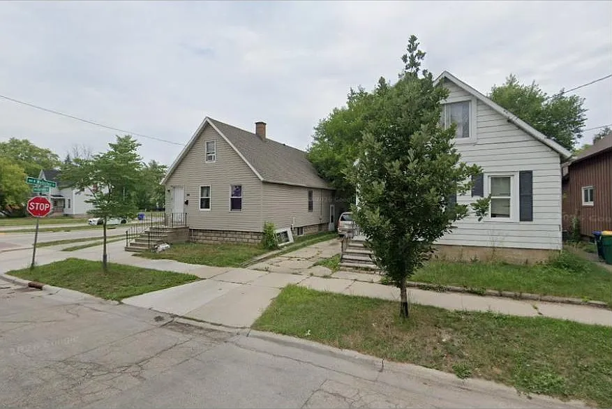 1009 Harvey St — Photo 2