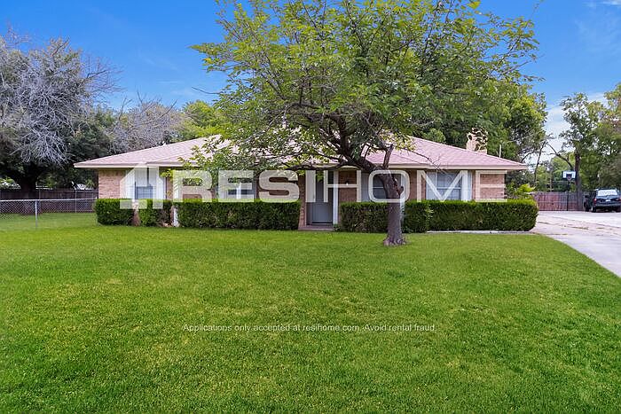 1st image of 324 Bennett Cir