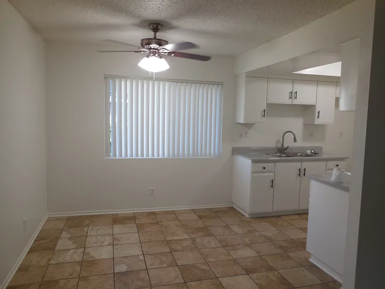 Pointe Newport Apartments — Photo 10
