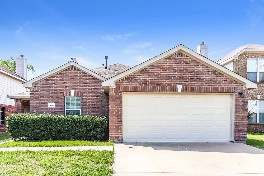 3 bed, 2.0 bath, 1572 sqft, $2,210 — Photo 1
