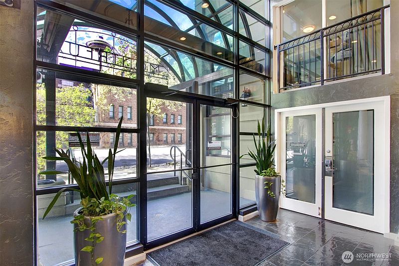 2nd image of 425 Vine Street #510