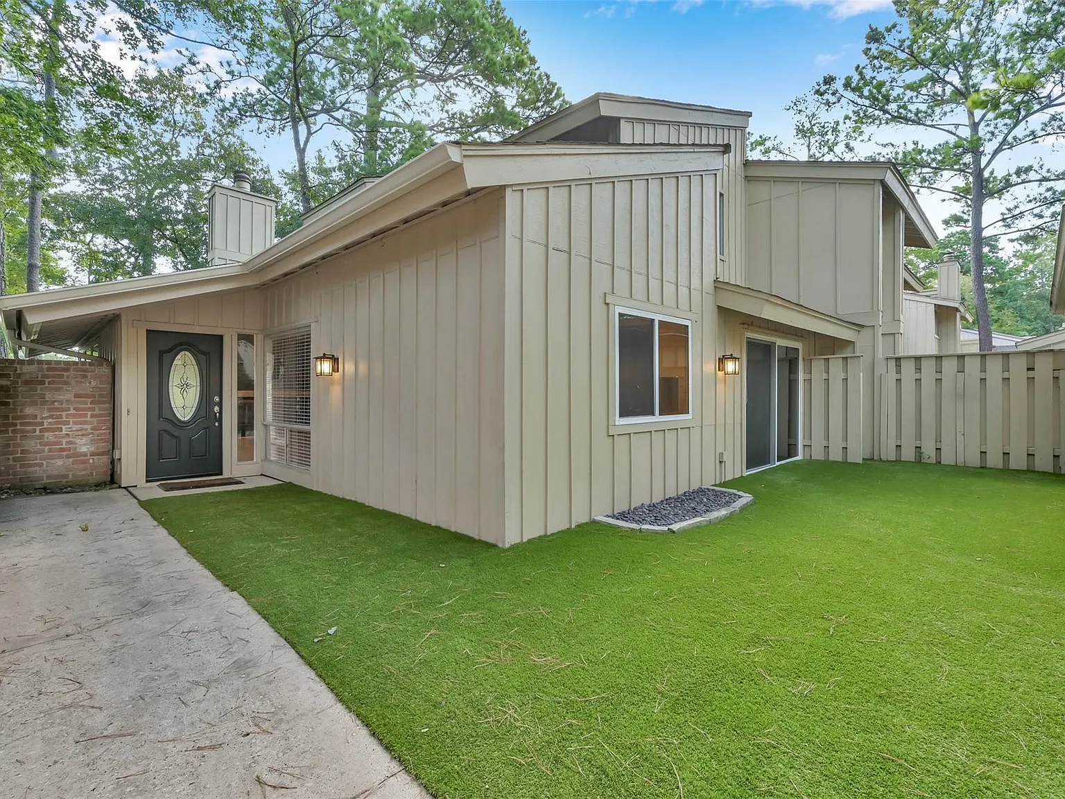 3 bed, 2.0 bath, 1954 sqft, $2,600 — Photo 2