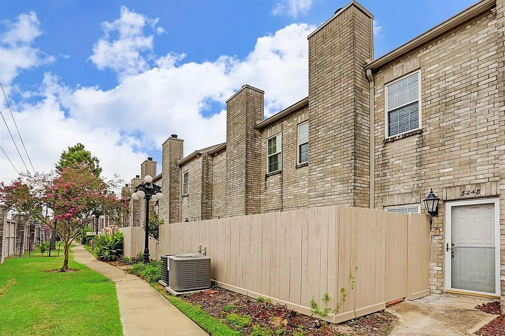 2 bed, 2.5 bath, 1600 sqft, $1,850 — Photo 1