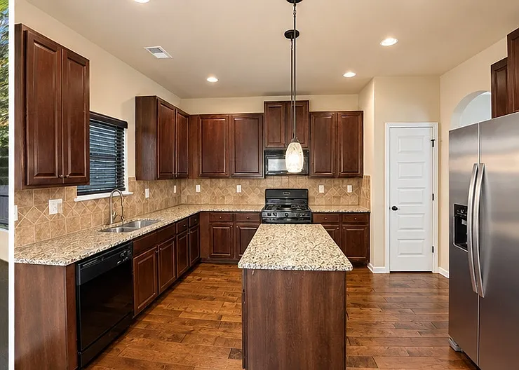 4 bed, 2834 sqft, $3,500 — Photo 2