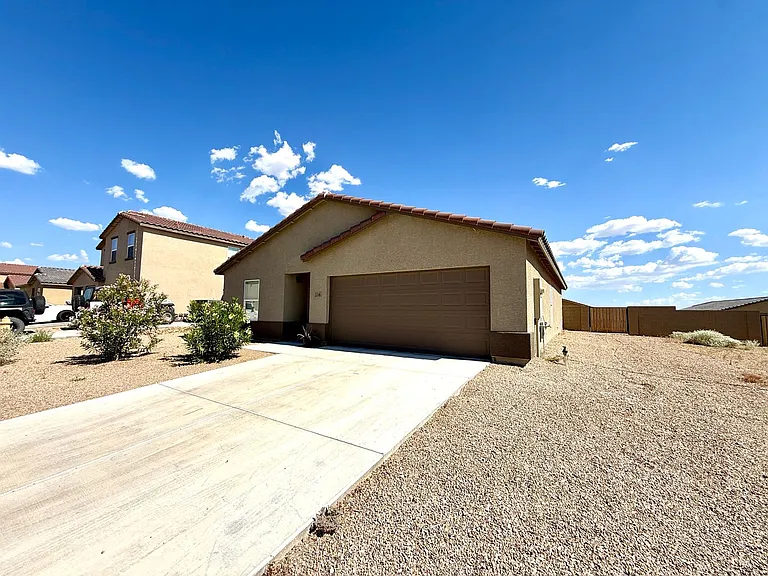 2208 E Clear Creek Dr — Photo 2
