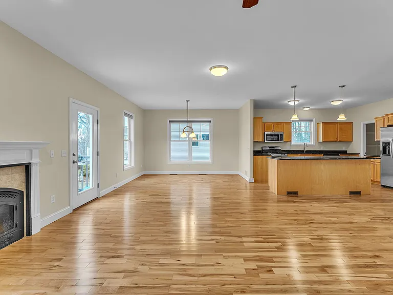 366 Colchester Ave — Photo 20
