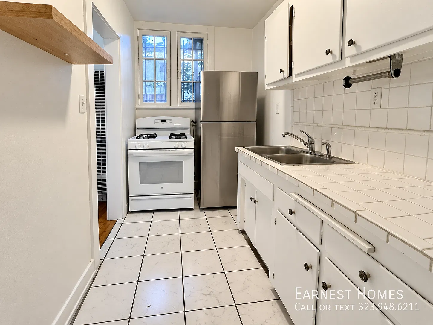 1 + 1 Classic Hollywood Charm with Hardwood Floors & a Private Patio — Photo 4