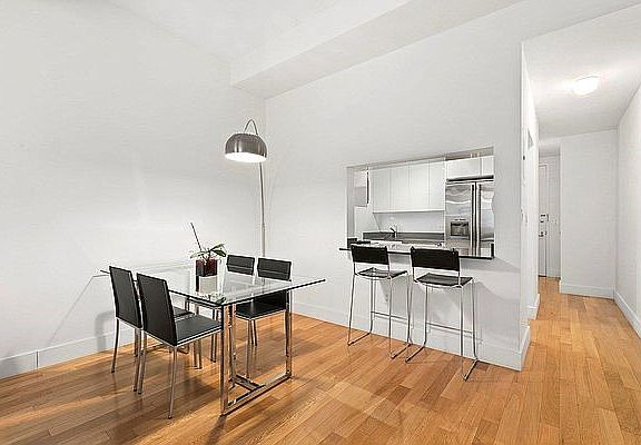 4th image of 99 John St APT 918
