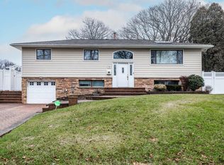16 Frostfield Pl, Melville, NY 11747
