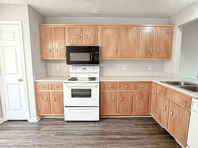 205 Tree Line Dr — Photo 2