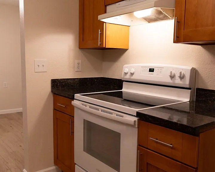 Willow Creek Apartments — Photo 7