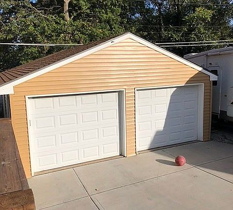 Detached 2-car garage/shop