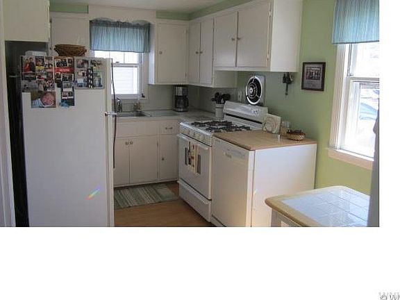 3rd image of 323 Moore Ave