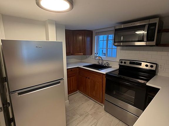2nd image of 11 King St Unit 2