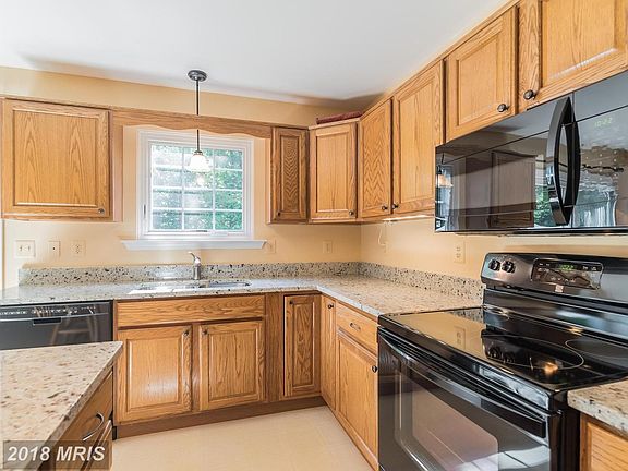 Kitchen w/granite counter tops