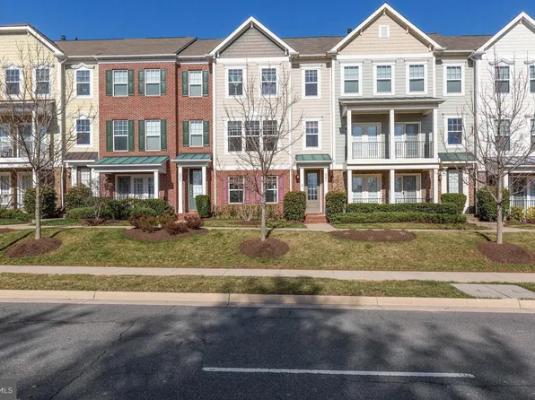 561 Van Buren St, Herndon, VA 20170