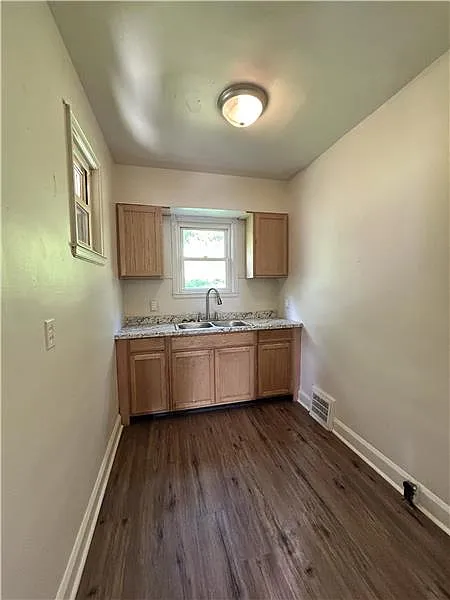 3 bed, 878 sqft, $850 — Photo 3