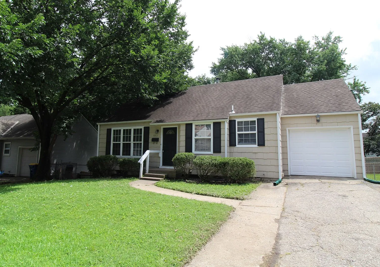 September FREE On This 2 Bedroom 1 Bath Home in Roeland Park — Photo 2