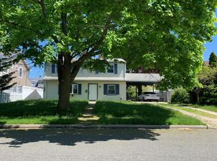 43 Pond Ln, Levittown, NY 11756