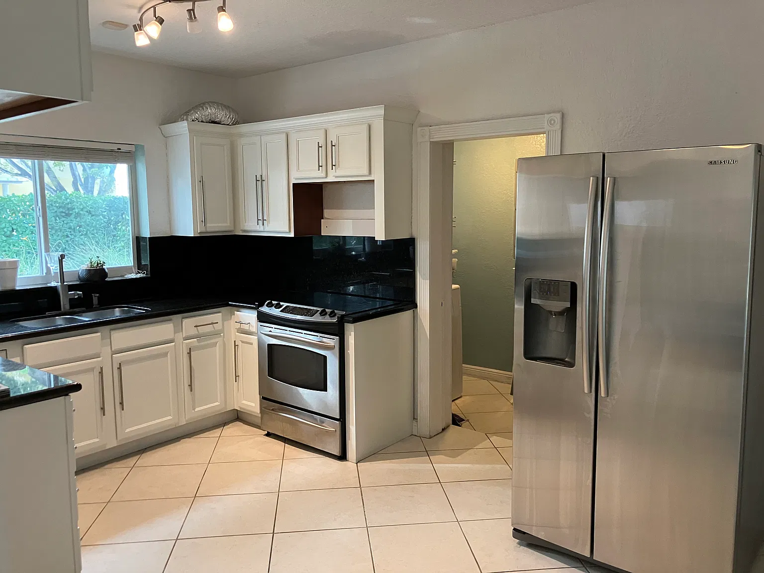 3 bed, 2105 sqft, $4,590 — Photo 4