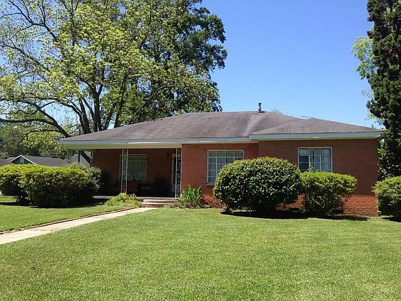 Huge lot + fenced yard - basic yard care (mow/trim) included