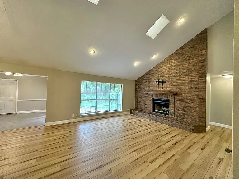 1818 Diana Ln — Photo 2