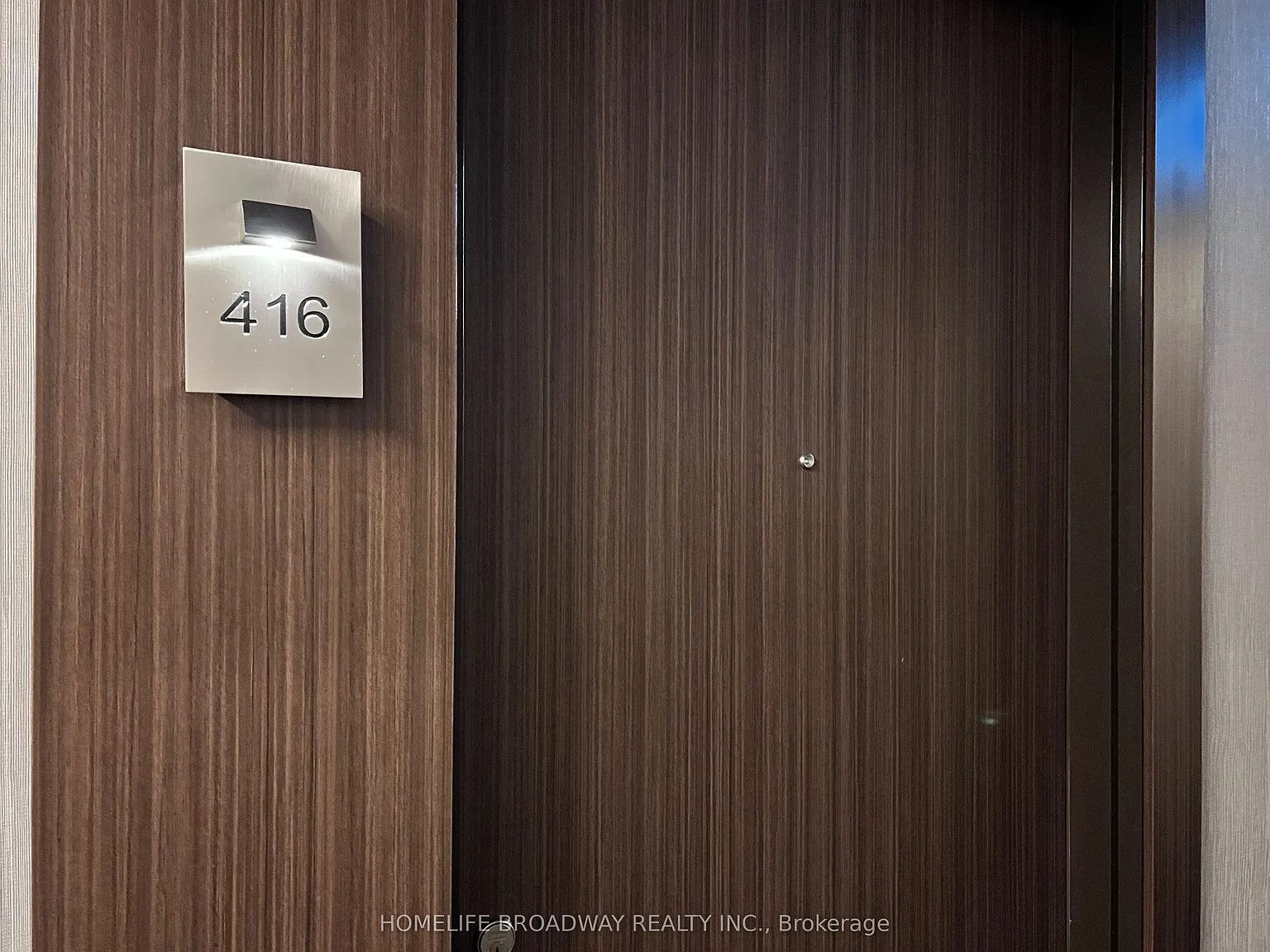 560 King St W — Photo 2