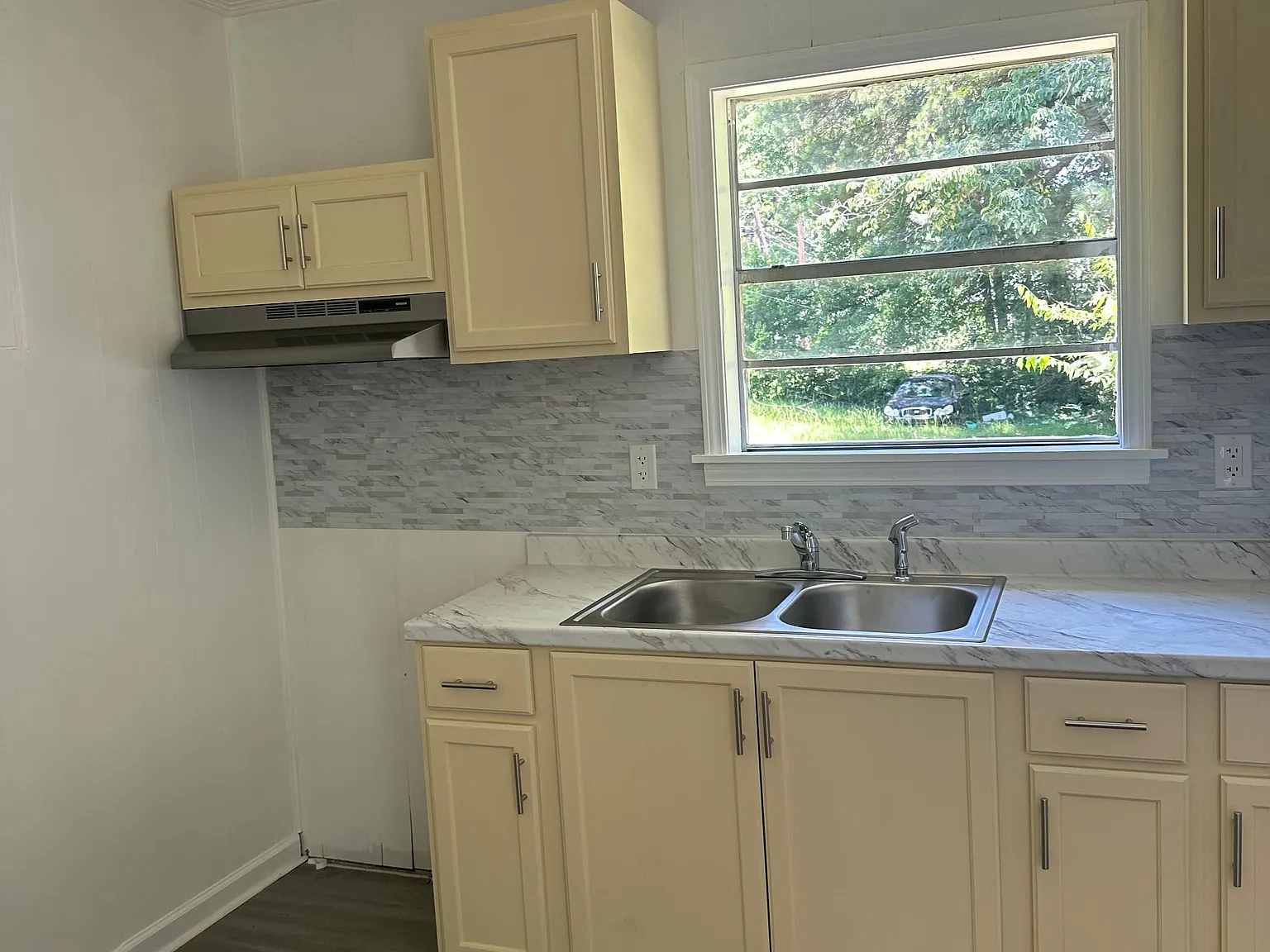 3 bed, 869 sqft, $1,100 — Photo 2
