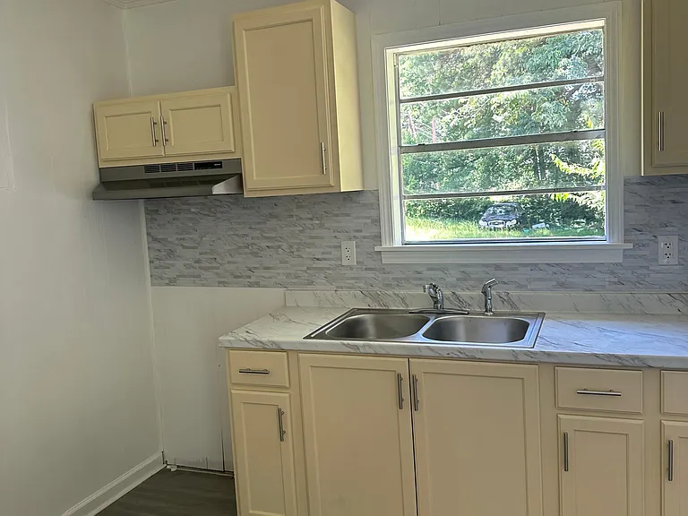4250 Sunset Dr — Photo 2