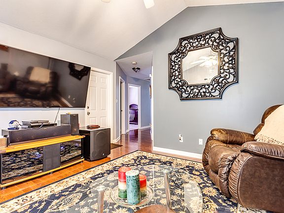 4th image of 4903 Woodglen Dr