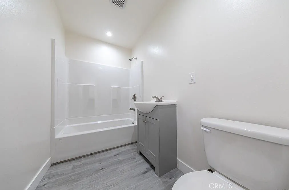 2 bed, 950 sqft, $3,000 — Photo 4