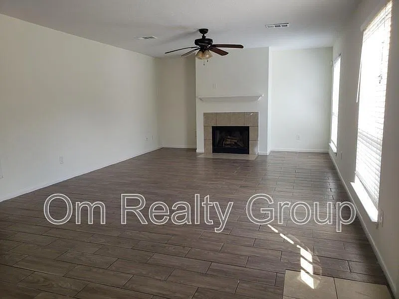 4 bed, 2.5 bath, 2738 sqft, $1,950 — Photo 2