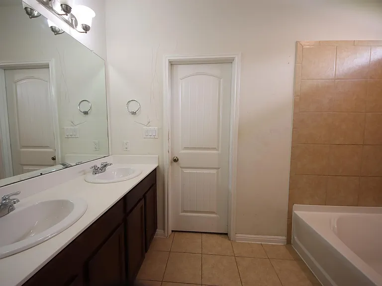 2929 Harvester Ln — Photo 6