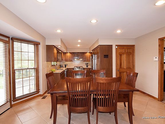 3rd image of 245 Carriage Hill Dr