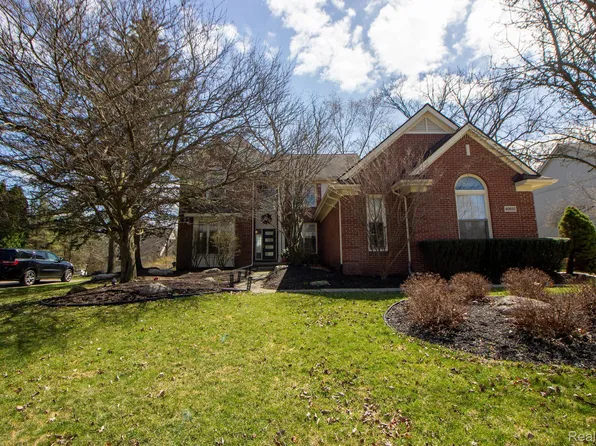 40655 Paisley Cir, Novi, MI 48377