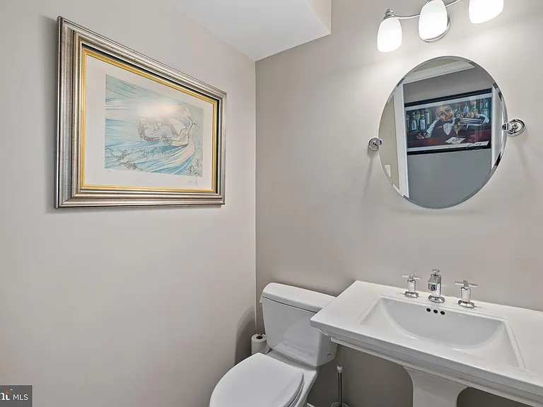 1604 N Edgewood St — Photo 13