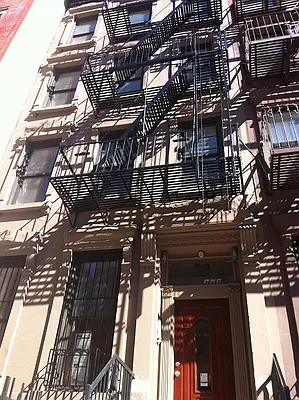 Rented by Perry Associates NYC Inc | media 23