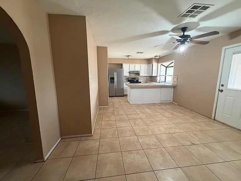 7979 W Devonshire Ave — Photo 4