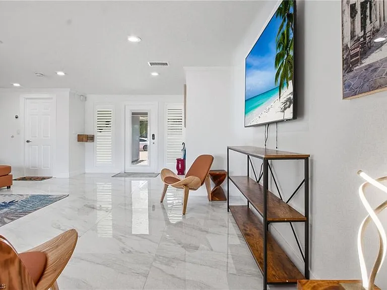 455 Bayside Ave — Photo 9