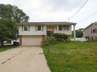 7120 Roseland Dr, Urbandale, IA 50322