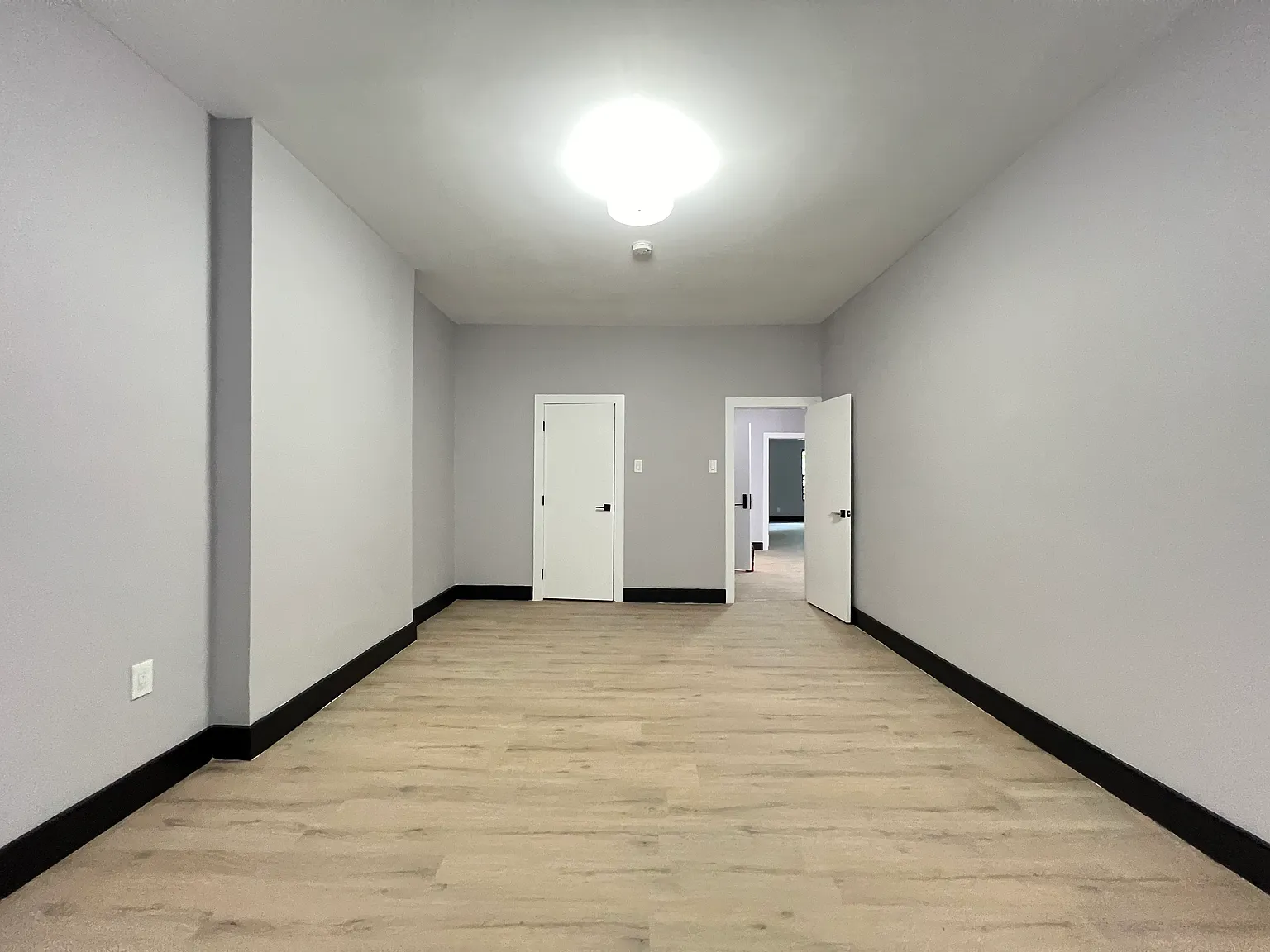 3 bed, 1100 sqft, $2,150 — Photo 4