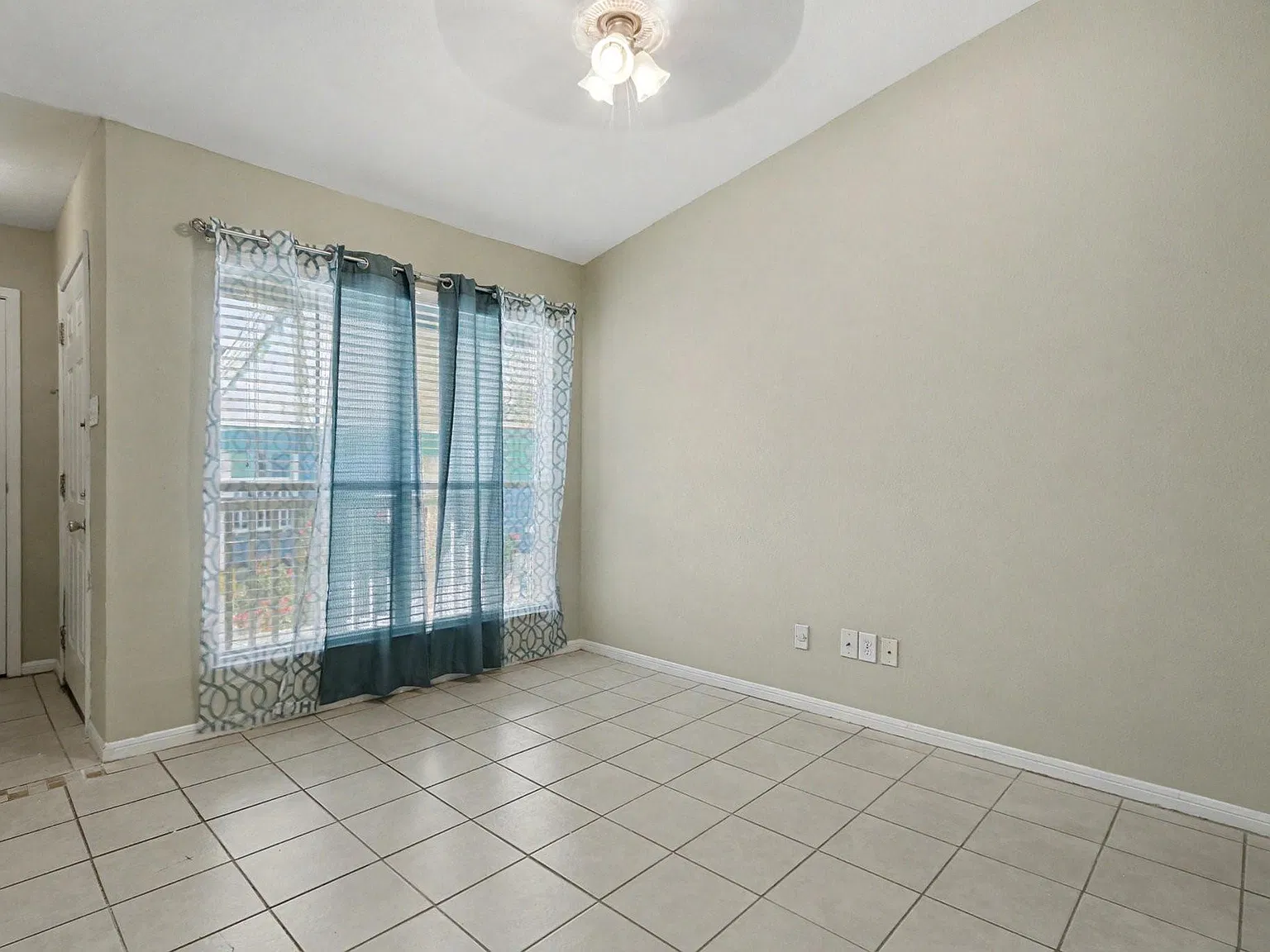 1 bed, 1.0 bath, 576 sqft, $1,000 — Photo 3