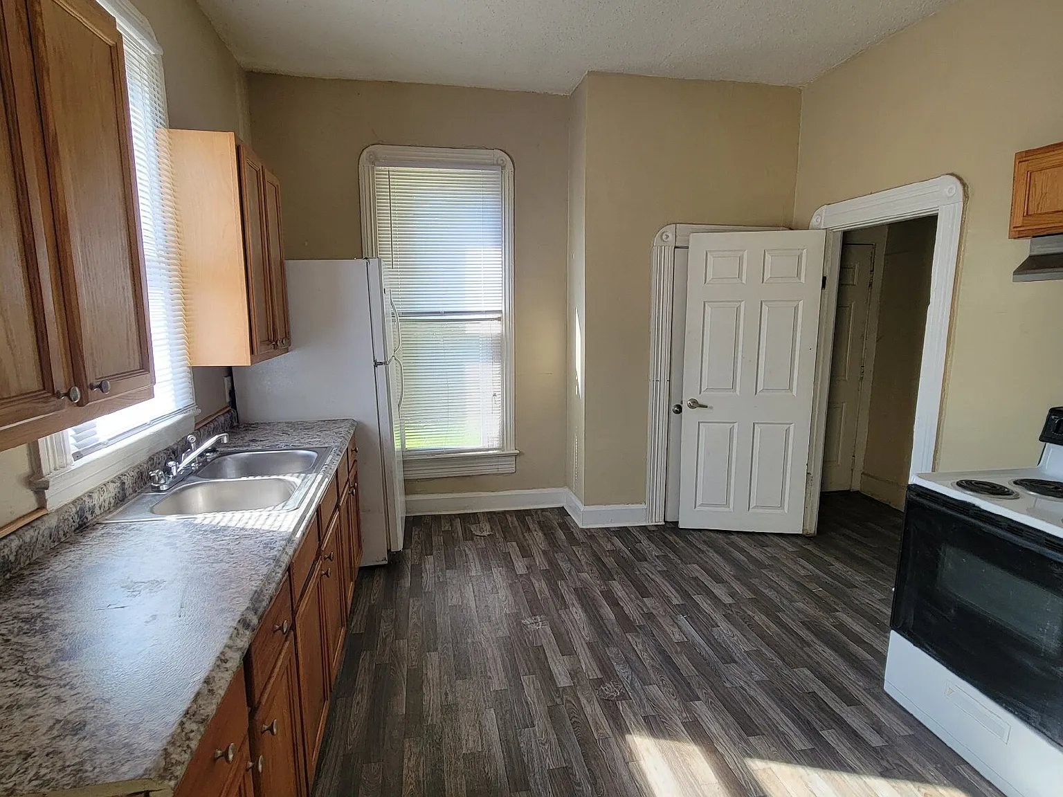 2 bed, 1.0 bath, $975 — Photo 2