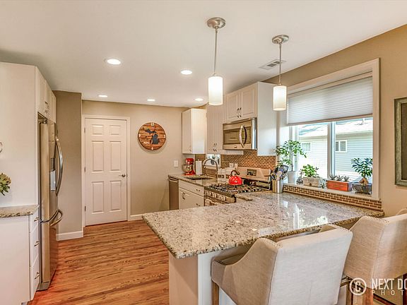 4th image of 284 Lakeside Dr