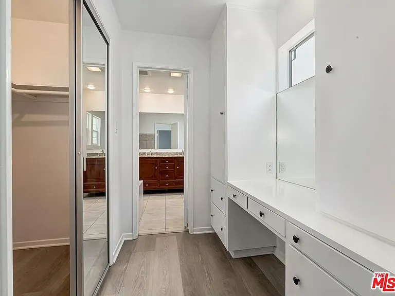 212 N Palm Dr — Photo 9